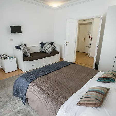 In بيت ضيافة